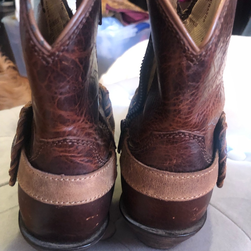 BOOTS ON DA GROUND! 
Brown Ankle Booties with Western Stitching - Picture 3 of 10